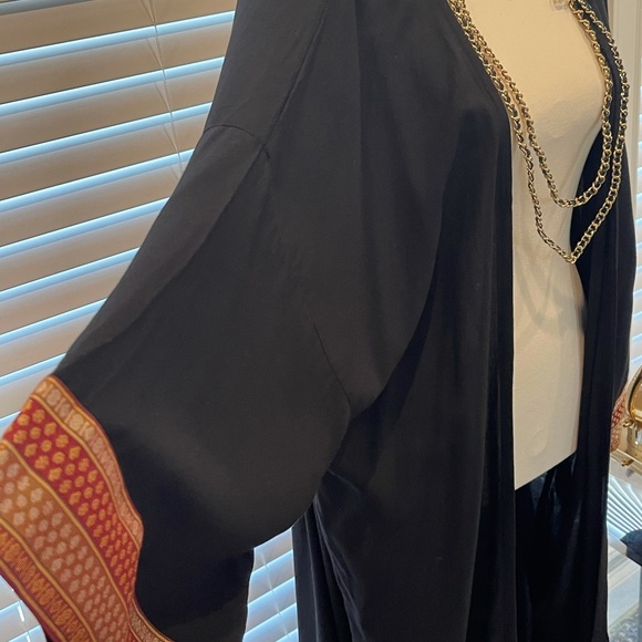 Beautiful black open front kimono with Aztec arm and bottom trim - Picture 5 of 11
